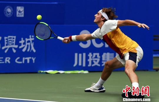 众多球迷和 众多球迷和